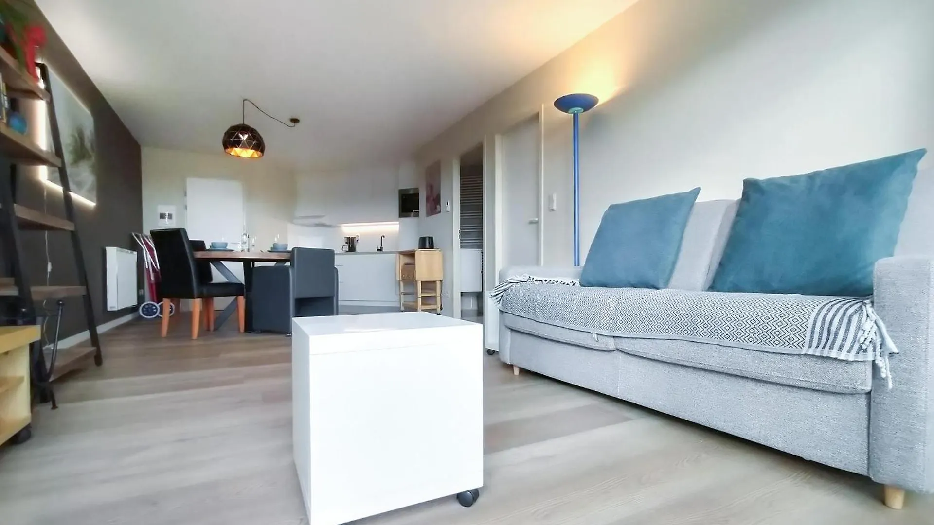 1 Bedroom Stunning Apartment In Oostende  Οστένδη